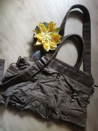 Bolso Desigual marrón bandolera.