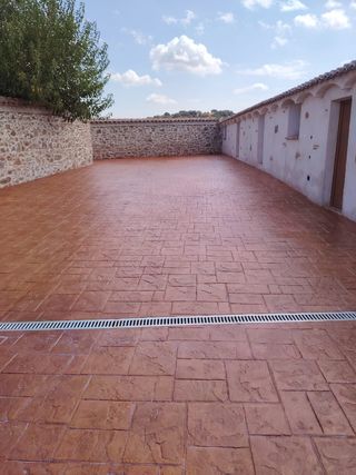 SOLERAS DE HORMIGÓN IMPRESO Y PULIDO