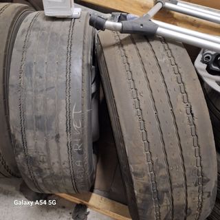Neumáticos camión usados 315. 70. 22.5. 


