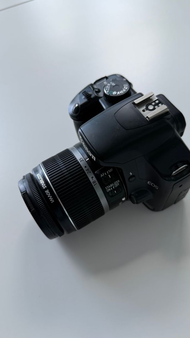 Canon EOS 450D con objetivo EF-S 18-55mm f/3.5-5.6