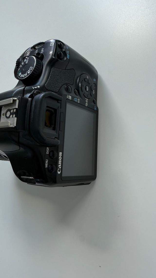 Canon EOS 450D con objetivo EF-S 18-55mm f/3.5-5.6