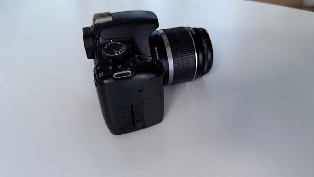 Canon EOS 450D con objetivo EF-S 18-55mm f/3.5-5.6