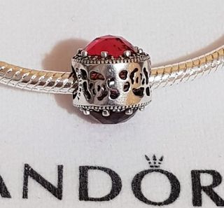 Charm Disney rojo, en plata.