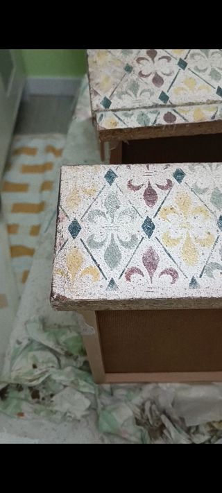 Mesita vintage restaurada blanca y multicolor