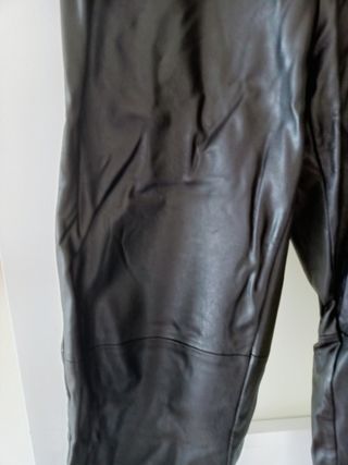 Pantalones polipiel negros Stradivarius