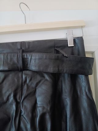Pantalones polipiel negros Stradivarius