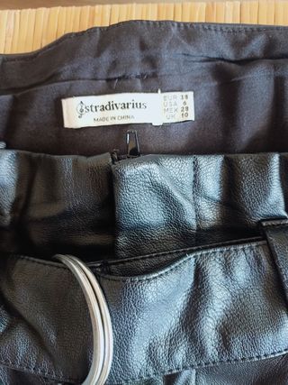 Pantalones polipiel negros Stradivarius