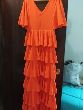 2 trajes uno rosa y otro amarillo