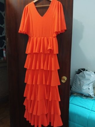 2 trajes uno rosa y otro amarillo