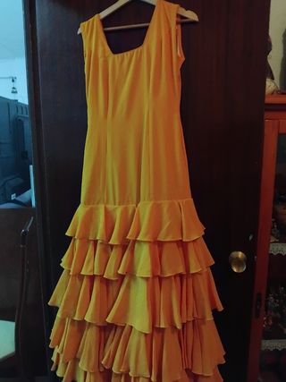 2 trajes uno rosa y otro amarillo