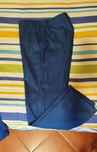 Traje azulon impecable