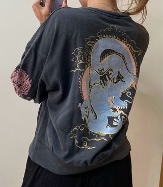 Sudadera gris con dragón