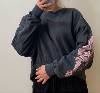 Sudadera gris con dragón