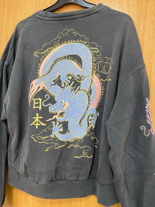Sudadera gris con dragón