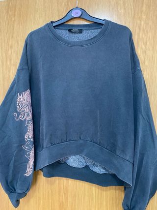 Sudadera gris con dragón