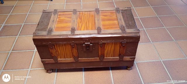 Baúl antiguo de madera y metal