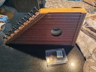 Cítara Musical Especial Artesana tiene partituras