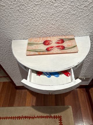 Mesita de noche blanca de madera.  consola entrada