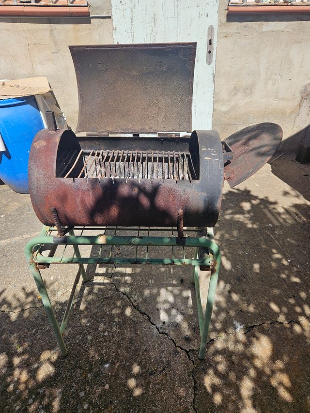 Barbacoa metálica antigua