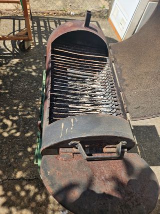 Barbacoa metálica antigua