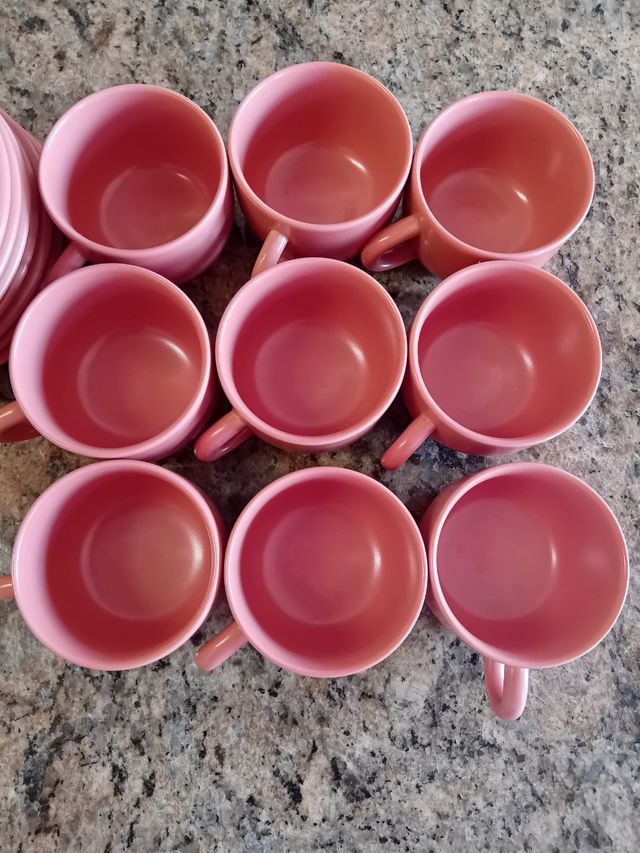 Juego café rosa - 12 platos, 11 tazas