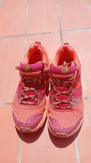 Zapatillas running rojas y naranjas