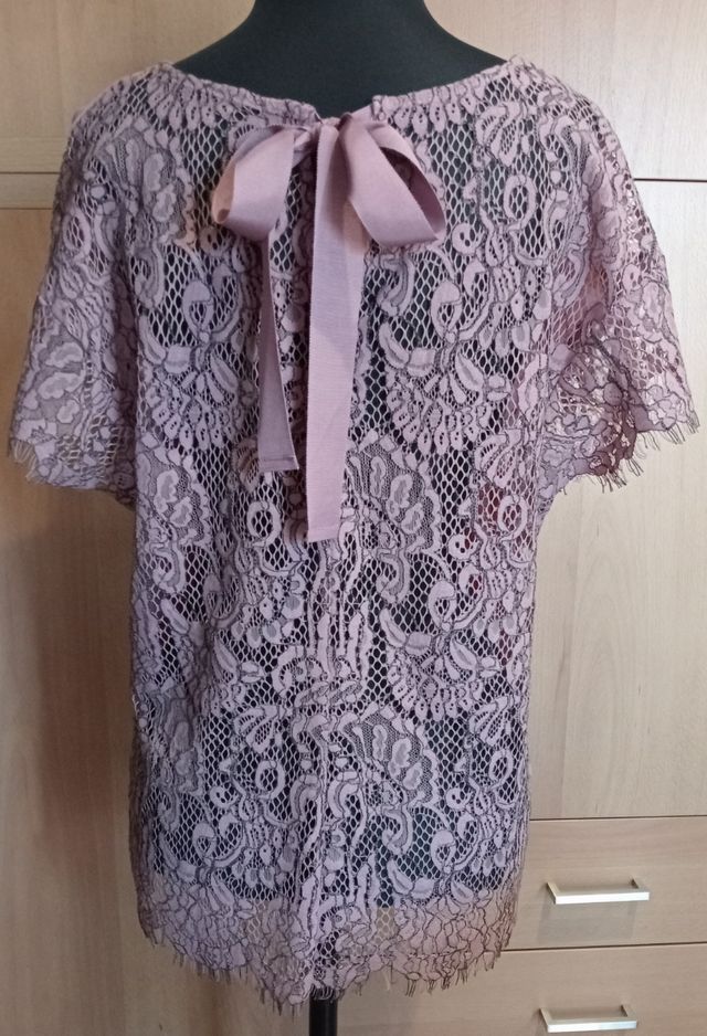 Camiseta Mango rosa con encaje