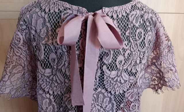 Camiseta Mango rosa con encaje