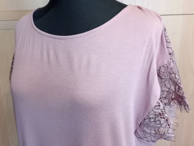 Camiseta Mango rosa con encaje