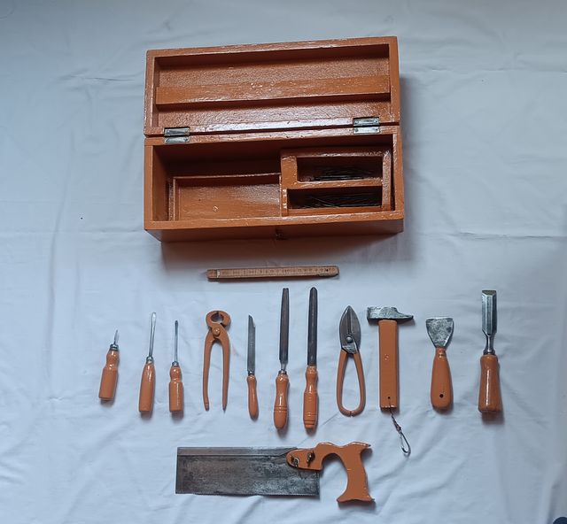 CASSETTA ATTREZZI VINTAGE CON UTENSILI VARI