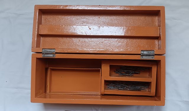 CASSETTA ATTREZZI VINTAGE CON UTENSILI VARI