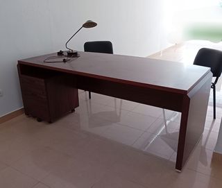 Escritorio oficina + una cajonera.