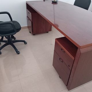 Escritorio oficina + una cajonera.