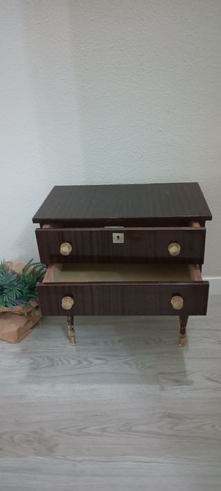 Mesita de noche vintage a restaurar