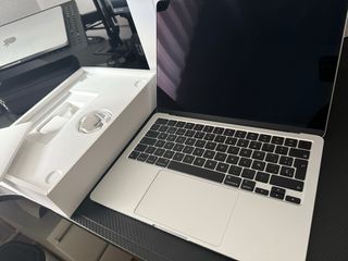 MacBook Air M3 8GB/256GB - Plata