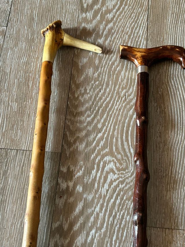 2 Bastones antiguos de madera.