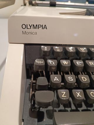 Máquina escribir Olympia antigua