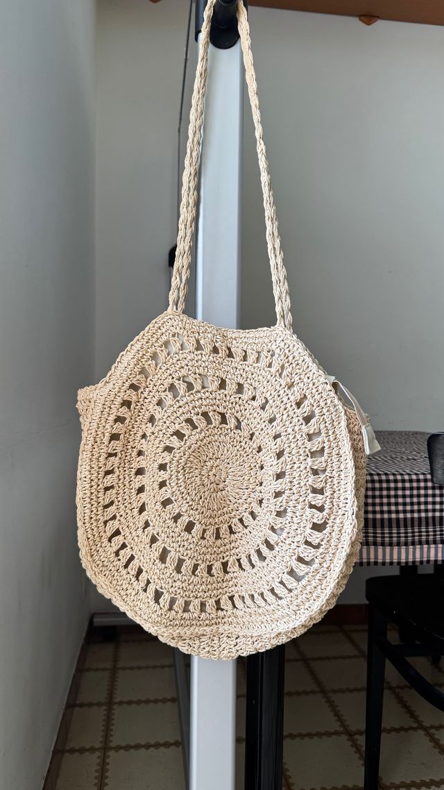 Borsa da spiaggia beige all'uncinetto