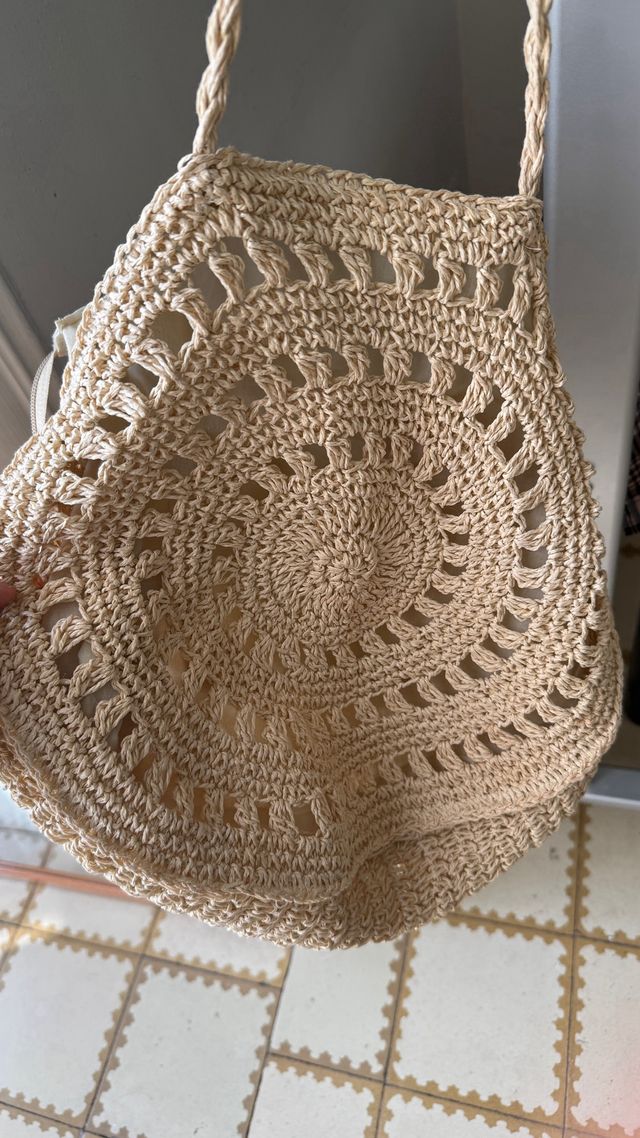 Borsa da spiaggia beige all'uncinetto