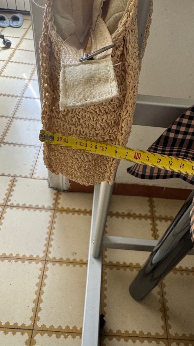 Borsa da spiaggia beige all'uncinetto