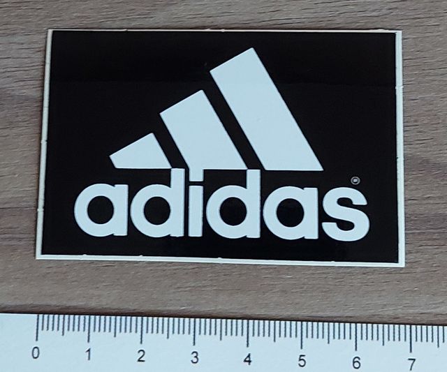 adesivo Adidas 7 x 5 cm fondo nero logo bianco