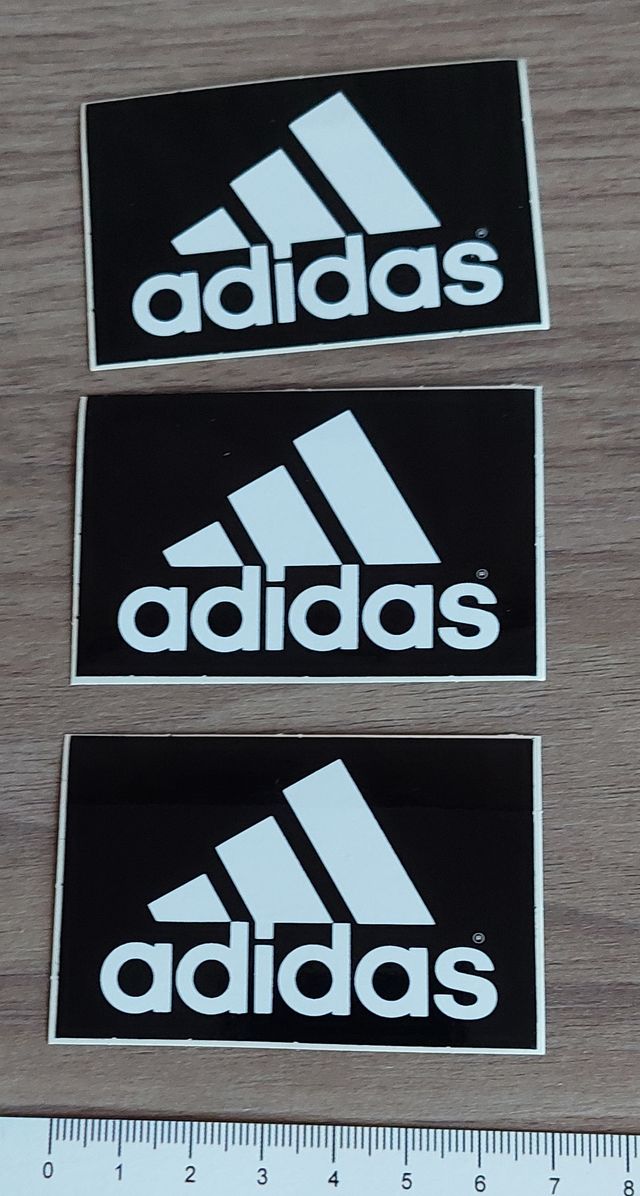 adesivo Adidas 7 x 5 cm fondo nero logo bianco