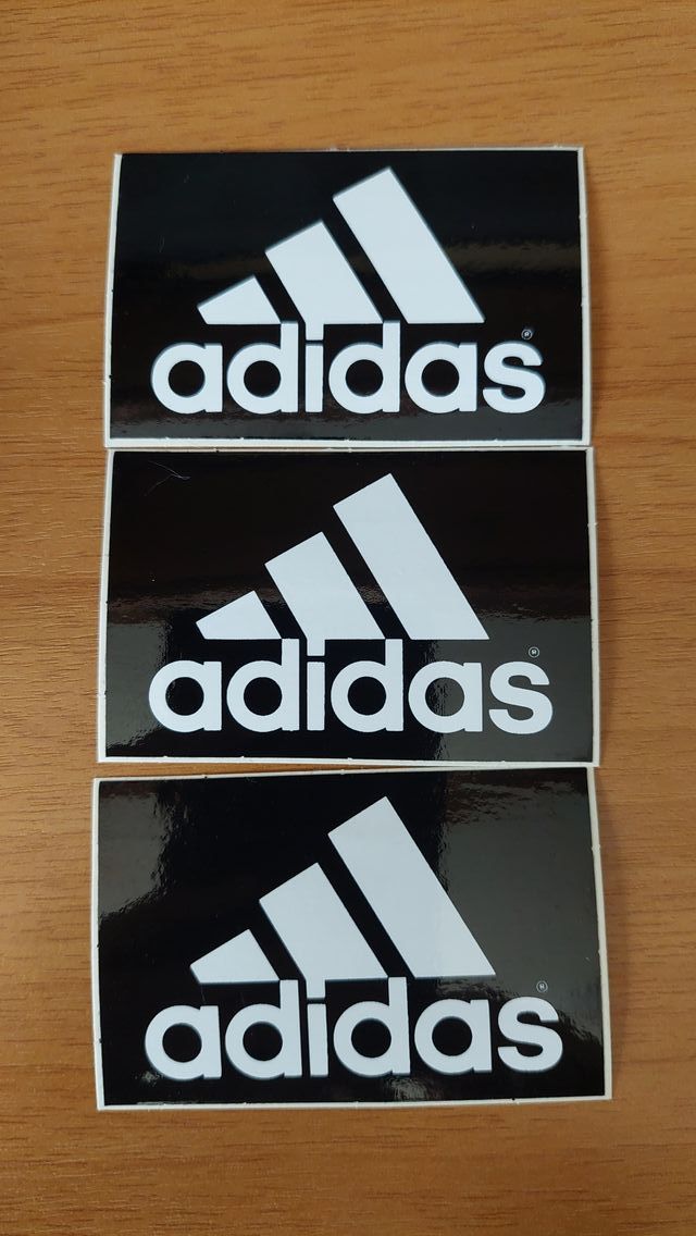 adesivo Adidas 7 x 5 cm fondo nero logo bianco