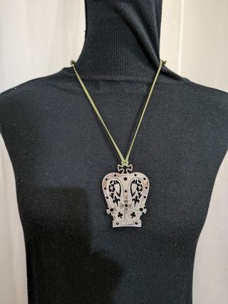 Rebecca.Collar Plateado Corona Gótica