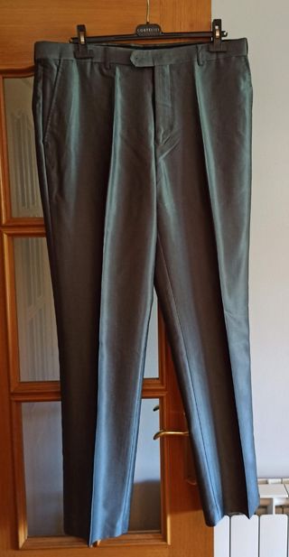 Traje gris caballero puesto solo una vez