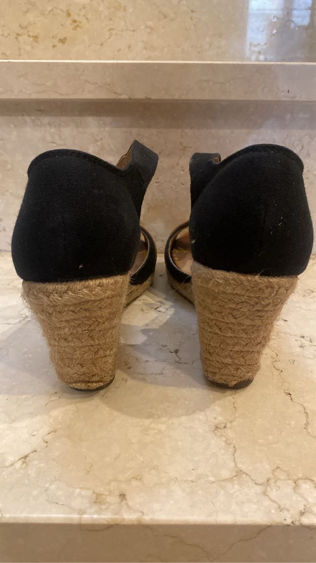 Cuñas negras y marrones