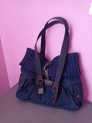 Bolso Burberry azul marino.