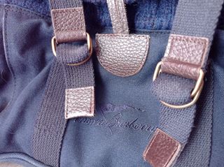 Bolso Burberry azul marino.