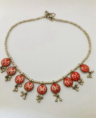 Gargantilla roja y plata