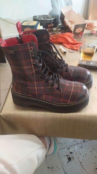 Botines rojos y negros a cuadros
